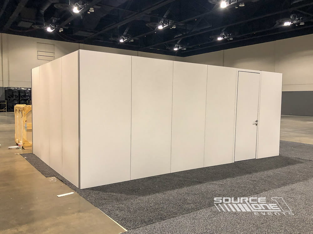 Premium modular hard-wall room featuring clean white wall panels, integrated door, and flexible meeting room construction for events.
