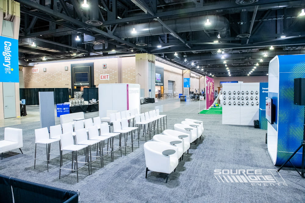 Modern learning stage featuring clean white furnishings, exhibit hall backdrop, and flexible educational presentation space.