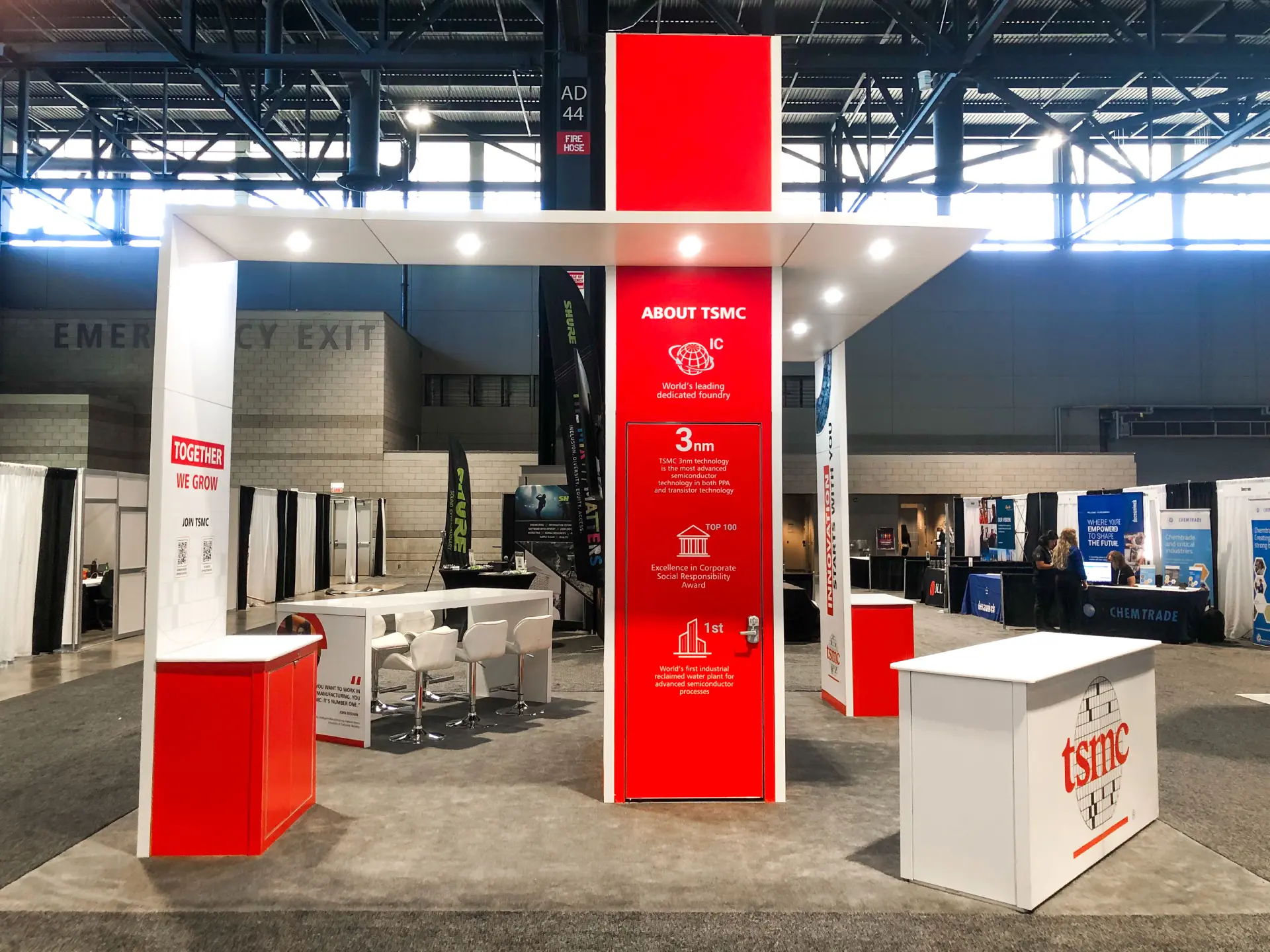 Technology company exhibit featuring architectural branding and attendee engagement